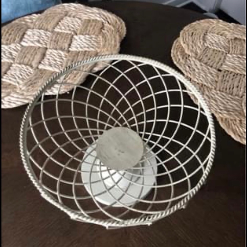 Painted wrought Iron Pedestal Bowl indoor/outdoor - Picture 2 of 3